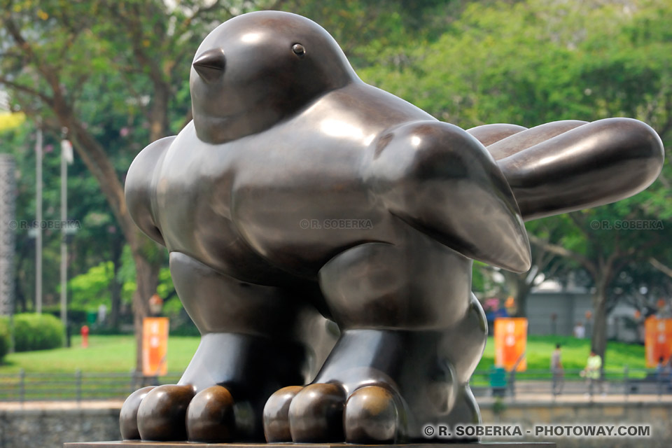 Photo fr la statue de l'oiseau de Fernand Botero à Singapour 