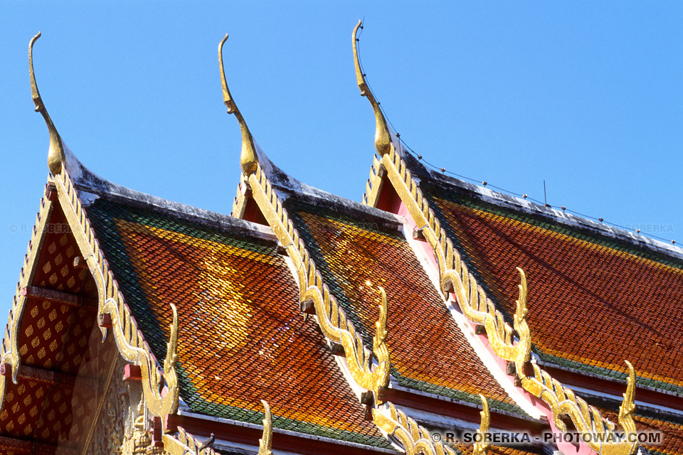 imges Photos Bouddhistes photo de toits des temples en Thailande