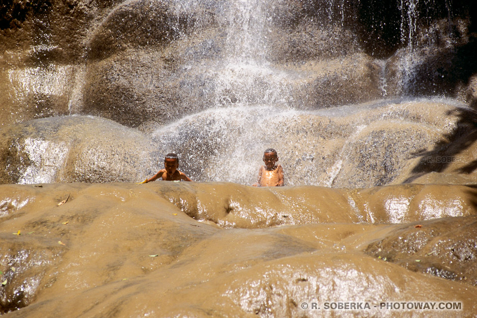 Image Photos de cascade Erawan photo chutes d'Erawan Thaïlande