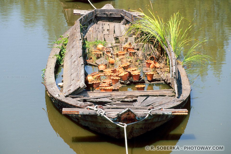 Photo d'une barque coulée en Thaïlande