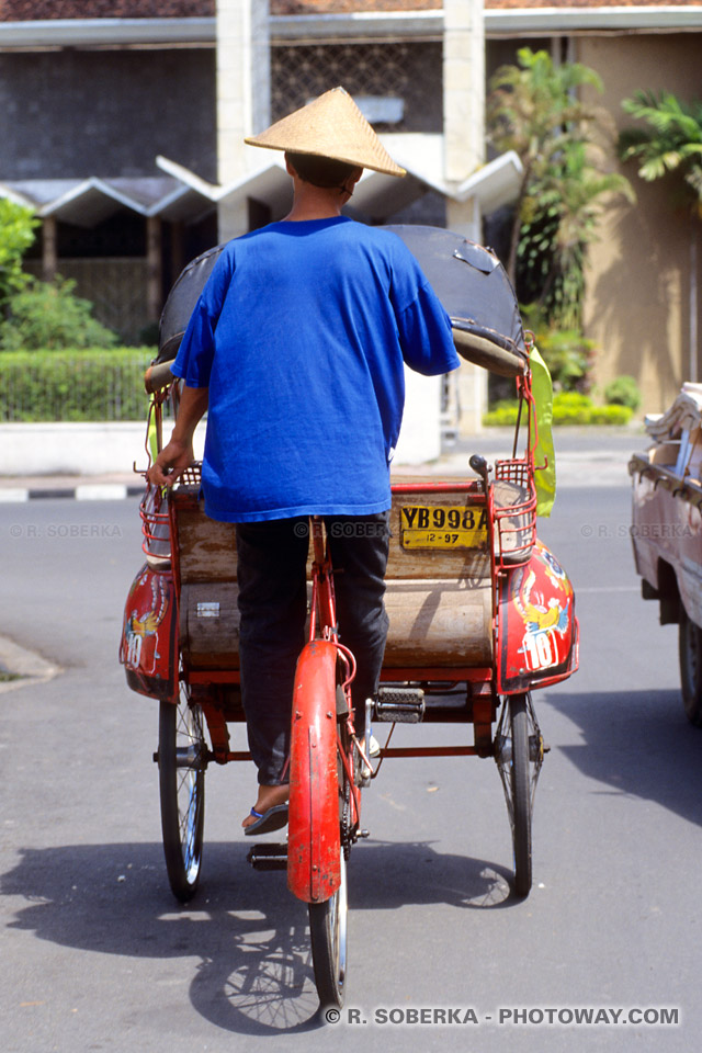 becaks : le moyen de locomotion à Jogjakarta en Indonésie