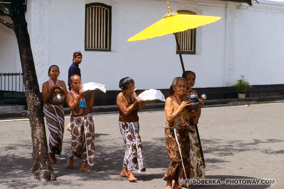 Photos de la cérémonie du thé et des servantes du Sultan de Joyakarta