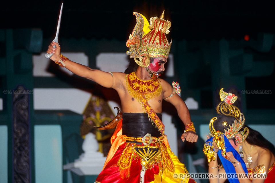 Photos d'une querelle de couple lors du spectacle du Ramayana