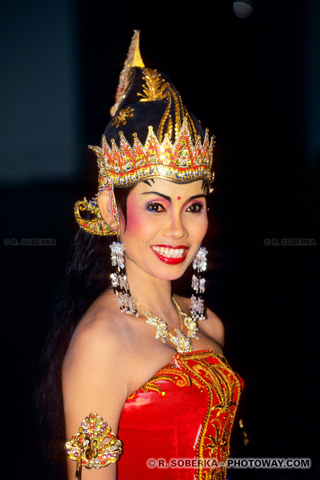 Photo du sourire éclatant de la reine Sinta