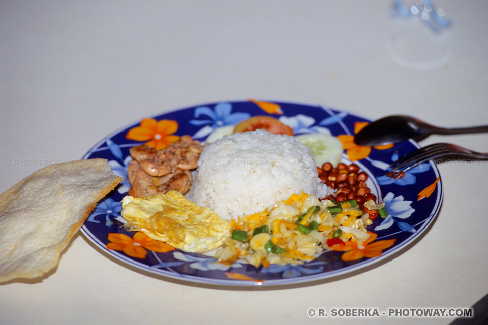 Photo d'un repas traditionel indonésien : le Nasi Rames ou Nasi Goreng