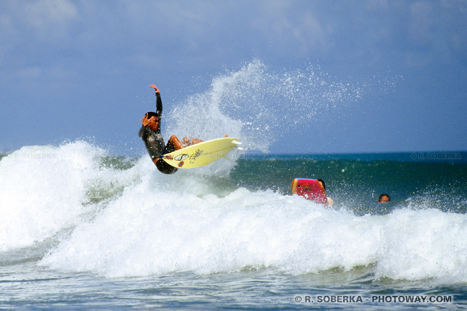 Photo d'un japonais surfant à Bali - surfers Japonais en indonésie