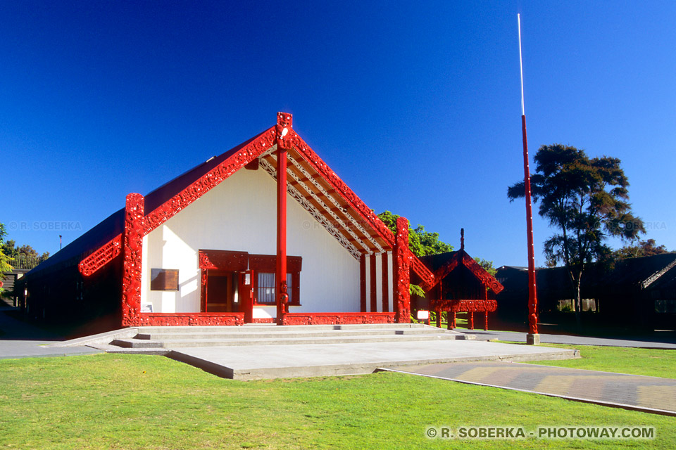 Photo de maison reservée aux cérémonie Maori en Nouvelle-Zélande