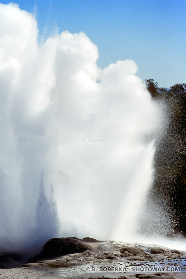 Photo de l'explosion d'un Geyser en Nouvelle-Zélande