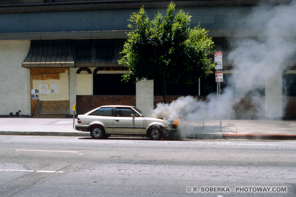 Photo d'une voiture en feu, photos de la visite de Los Angeles en Californie