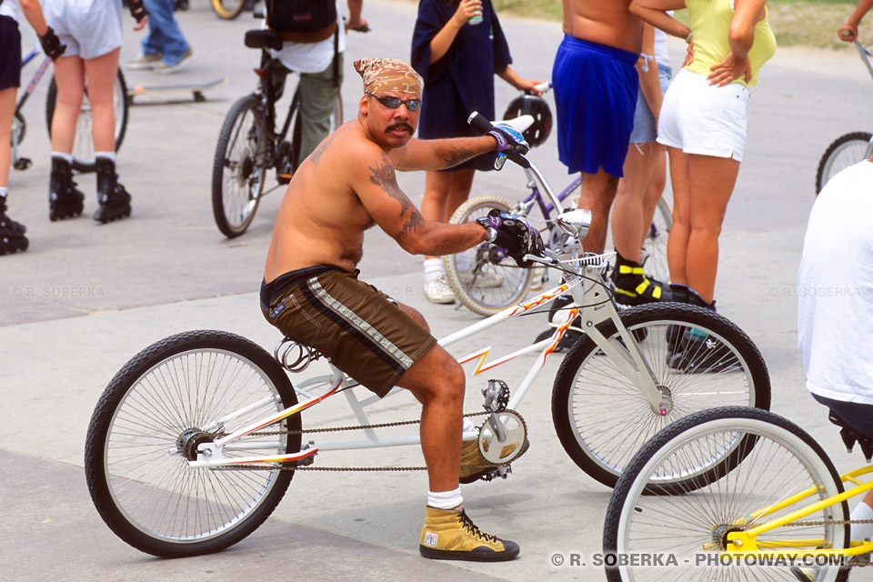 Photo d'un Californien au look biker à Venice Beach en Californie