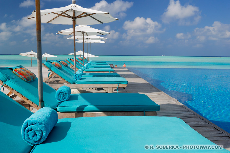 Chaises longues avec parasols