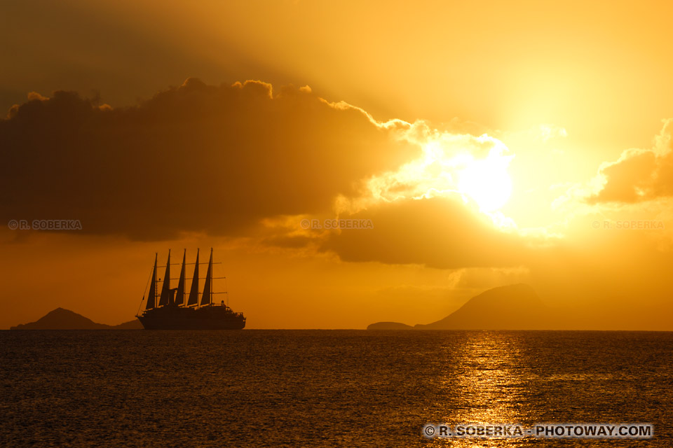 Choucher de soleil sur un voilier et la mer